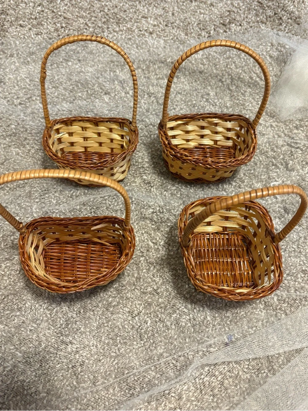 4 Mini Wooden Basket + Red Flower Petals